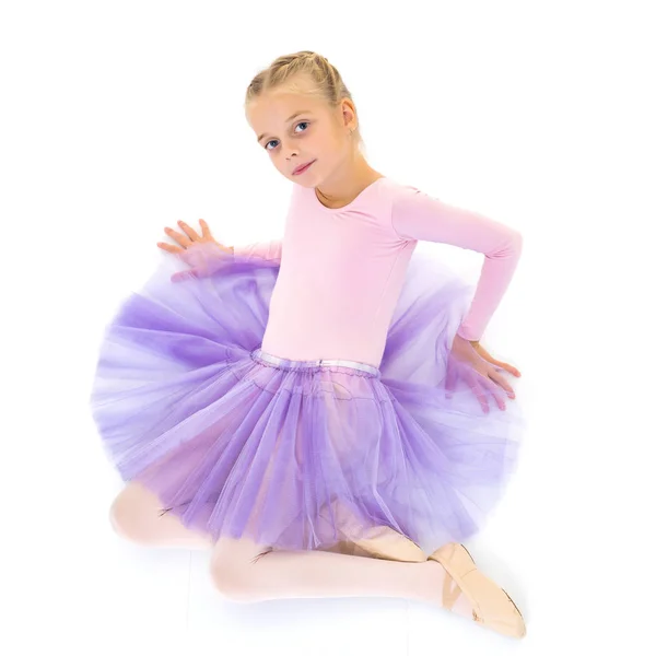 Dívka balerína v obraze pózující na podlaze. — Stock fotografie