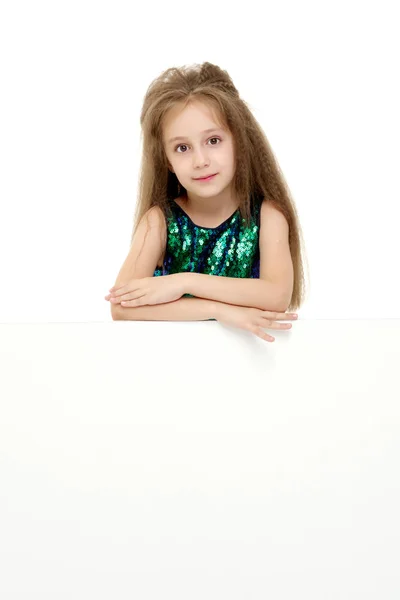 Uma menina está olhando por trás de uma bandeira vazia. — Fotografia de Stock