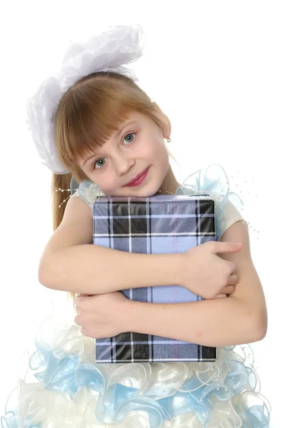 Menina com um presente — Fotografia de Stock