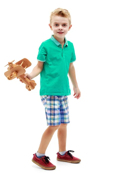Mały chłopiec bawiący się drewnianym samolotem — Zdjęcie stockowe