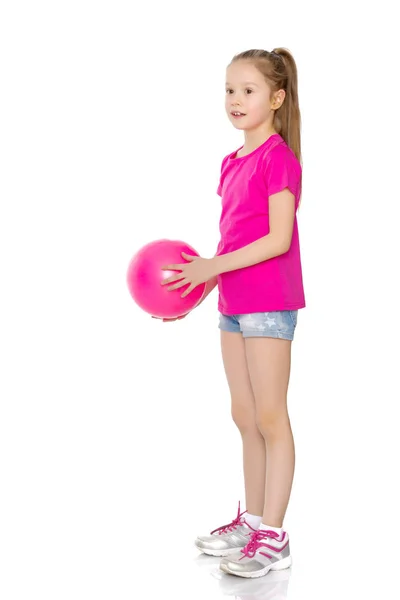 Niña se dedica a la aptitud con una pelota. — Foto de Stock