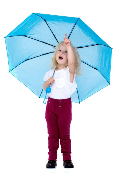 Kleines Mädchen unter einem Regenschirm. — Stockfoto