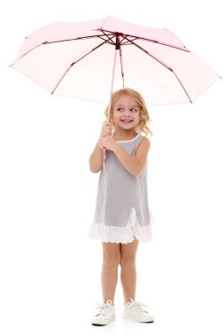 küçük kız şemsiye altında.