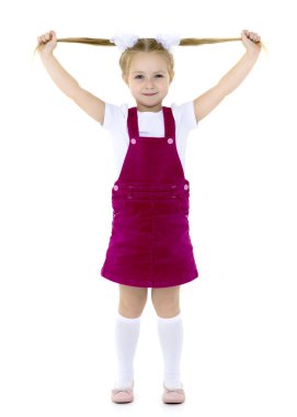 Küçük bir kız saçını düzeltiyor..