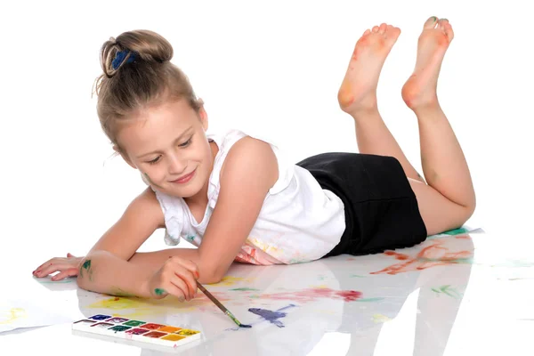 Uma menina desenha pinturas em seu corpo — Fotografia de Stock