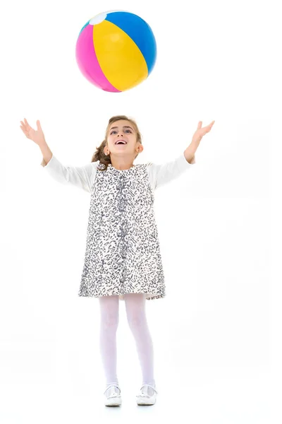 Kleines Mädchen spielt mit einem Ball — Stockfoto