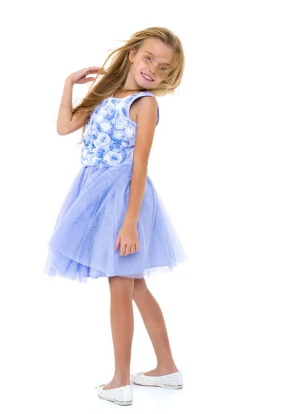 Menina em um vestido que se desenvolve no vento . — Fotografia de Stock