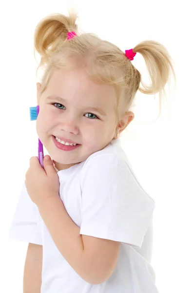 Маленькая девочка чистит зубы . — стоковое фото