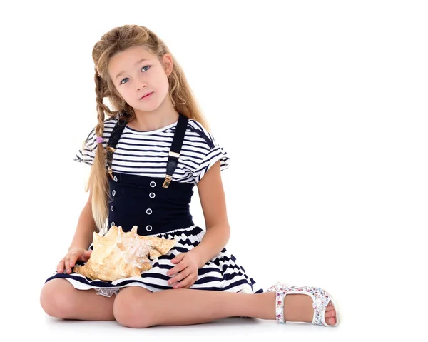 Маленька дівчинка з морською раковиною — стокове фото