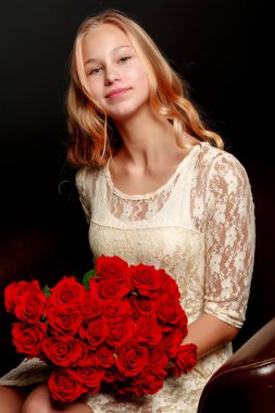 Bir buket çiçek, siyah bir arka plan ile bir genç kız.