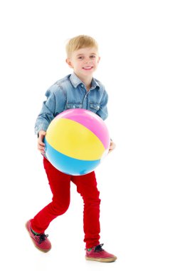 Küçük bir çocuk ile bir top oynarken.