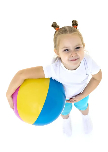Κοριτσάκι παίζει με μια μπάλα — Φωτογραφία Αρχείου