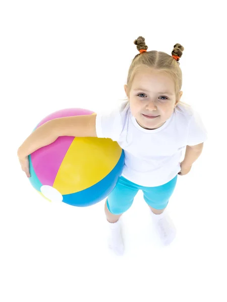 Menina está brincando com uma bola — Fotografia de Stock