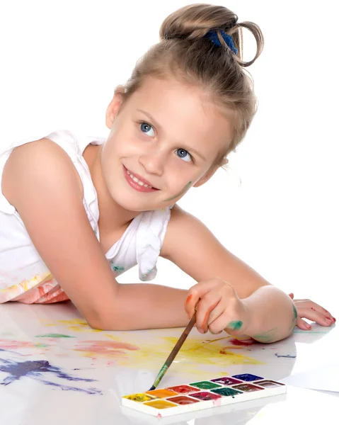 A little girl draws paints on her body — Stock Photo, Image