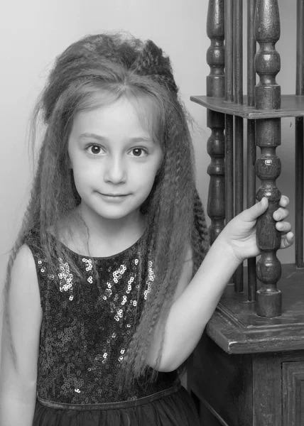 美丽的老床头柜附近的小女孩 — 图库照片