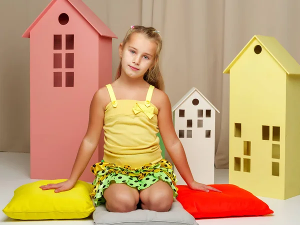 Bambina sta giocando con le case di legno . — Foto Stock