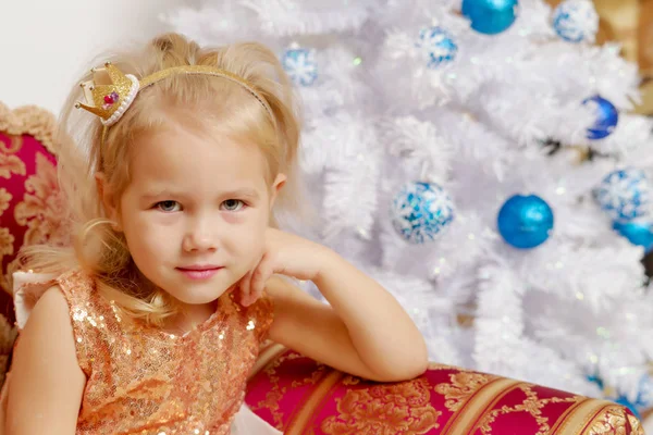 A menina na árvore de Natal . — Fotografia de Stock