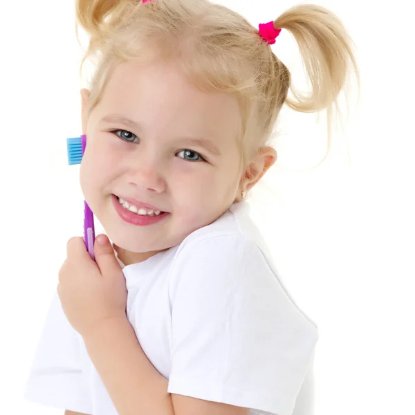 Una niña se cepilla los dientes. . —  Fotos de Stock