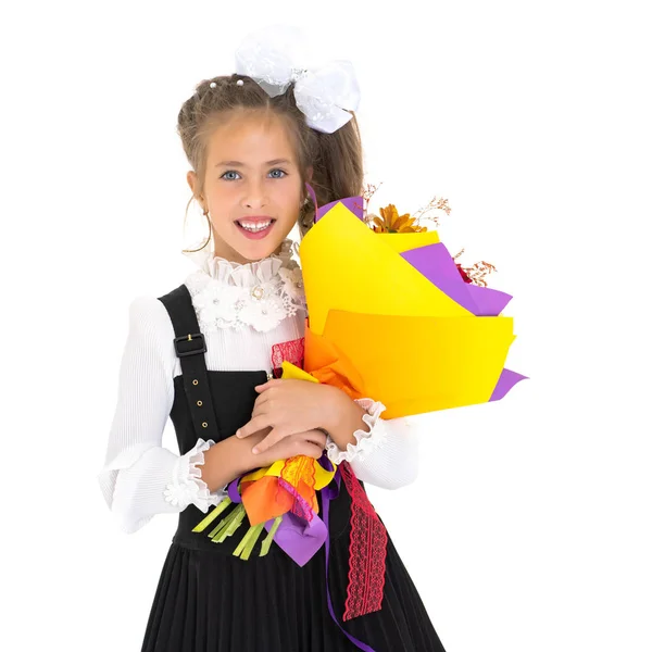 Meisje gaat naar school met een boeket bloemen. — Stockfoto