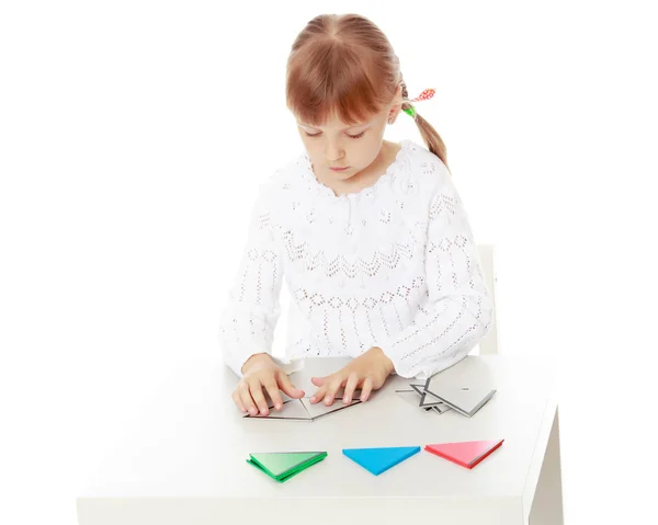 A little girl is studying Montessori stuff. — Stock Photo, Image