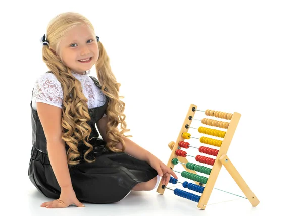 Kız abacus üzerinde sayar — Stok fotoğraf