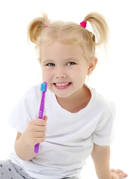 Una niña se cepilla los dientes. . —  Fotos de Stock
