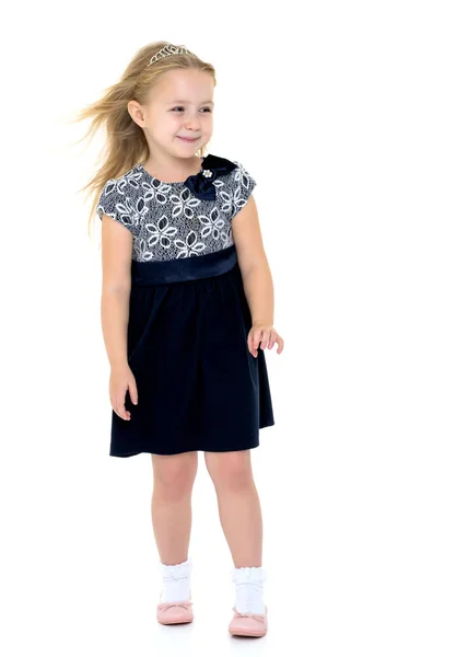Μικρό κορίτσι σε ένα φόρεμα ανάπτυξη στον άνεμο. — Φωτογραφία Αρχείου