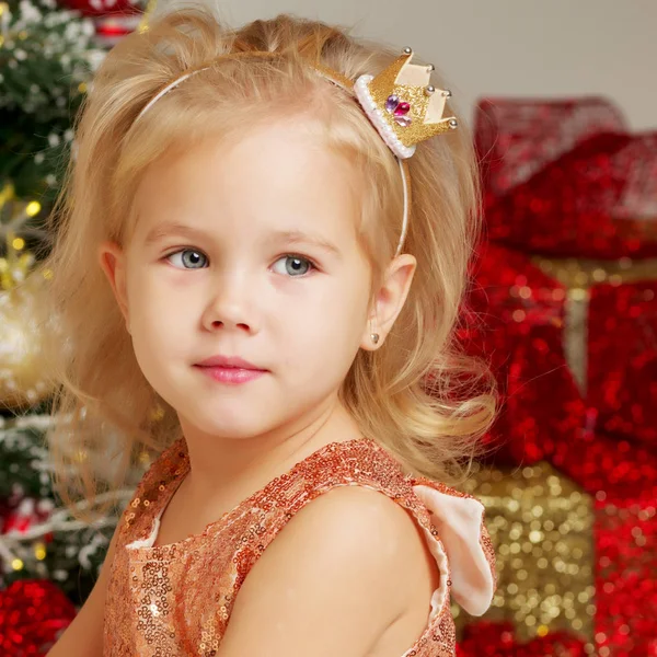 A menina na árvore de Natal . — Fotografia de Stock