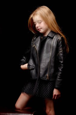 Siyah arka planda küçük bir kız