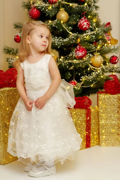 A menina na árvore de Natal . — Fotografia de Stock