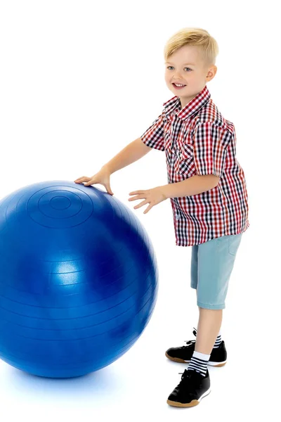 Un niño está jugando con una pelota. . — Foto de Stock