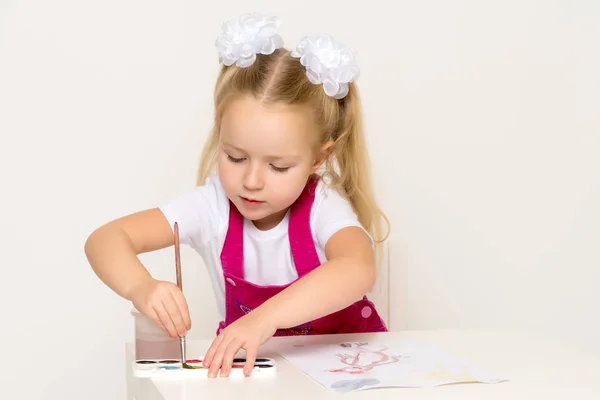 Little girl draws paints. — Stock Photo, Image