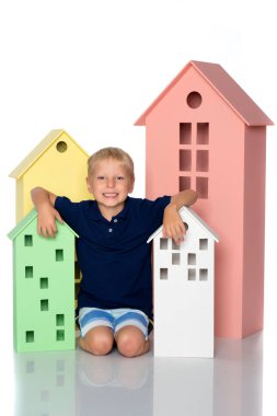 Küçük bir çocuk ile renkli evler oynuyor.