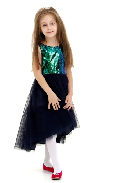 Elegante meisje in een jurk. — Stockfoto
