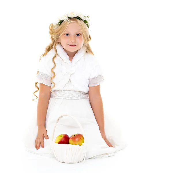 Malá holčička s košíkem jablek. — Stock fotografie