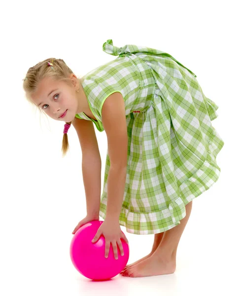 Menina está brincando com uma bola — Fotografia de Stock