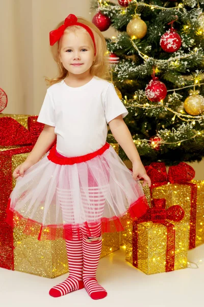 La fille au sapin de Noël . — Photo