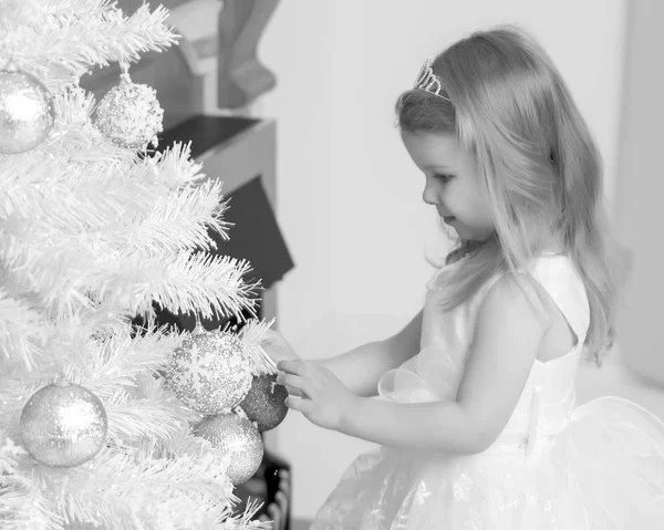 Маленькая девочка в канун Нового года у камина . — стоковое фото