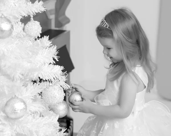 Ένα κοριτσάκι διακόσμησης ενός χριστουγεννιάτικου δέντρου. — Φωτογραφία Αρχείου