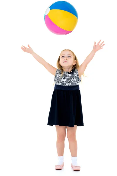 Kleines Mädchen spielt mit einem Ball — Stockfoto