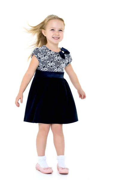 Niña en un vestido que se desarrolla en el viento . —  Fotos de Stock