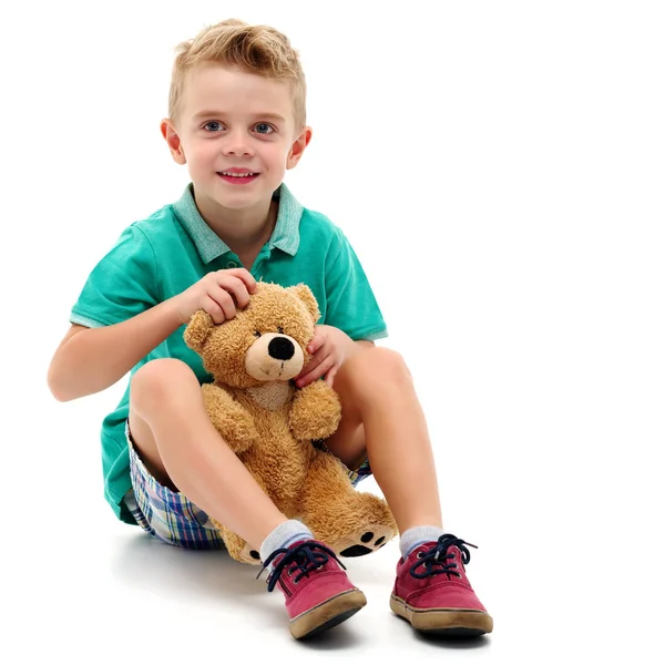 Kleine jongen spelen met teddybeer — Stockfoto