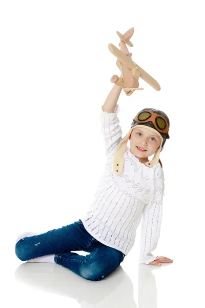 Menina com um avião de madeira na mão . — Fotografia de Stock