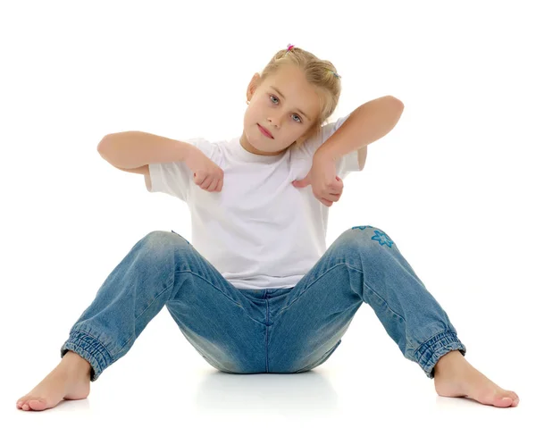 Klein meisje in een wit t-shirt. — Stockfoto