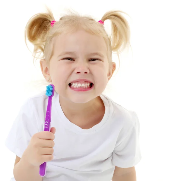 Küçük bir kız dişlerini fırçalıyor.. — Stok fotoğraf