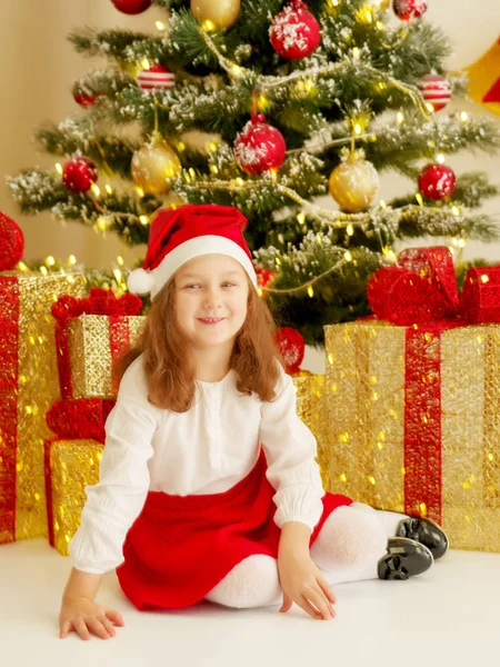 La ragazza all'albero di Natale . — Foto Stock