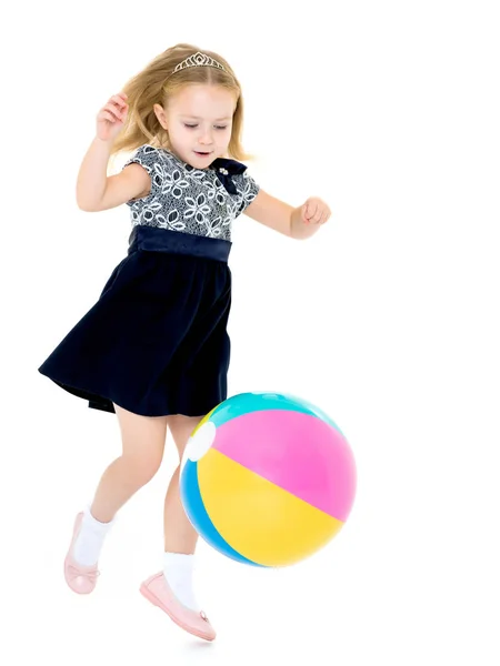 छोटी लड़की एक गेंद के साथ खेल रही है — स्टॉक फ़ोटो, इमेज