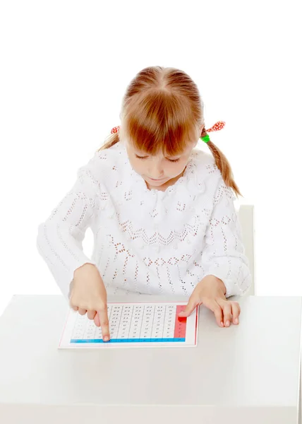 Маленькая девочка изучает вещи Монтессори.. — стоковое фото