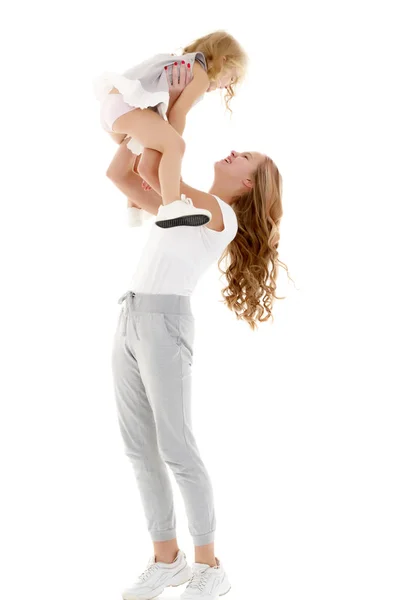 Schönes junges Mädchen hält ihre kleine Schwester auf dem Arm. — Stockfoto