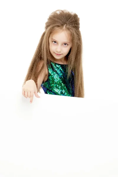 Malá holka ukazuje prstem na bílém praporu. — Stock fotografie